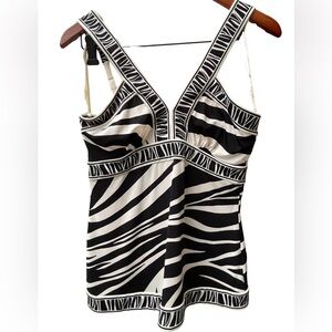 🔥🖤BCBG Maxazria size S black/off white top adjustable straps. Sexy & classy!